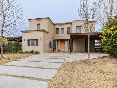 Casa 7 ambientes con 2 baños