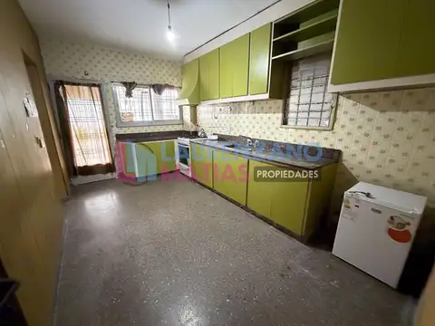 ALQUILER – CASA 5 AMBIENTES CON JARDÍN, GARAGE, PATIO, PARRILLA Y BALCÓN EN SAAVEDRA