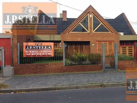 Chalet 4 Amb. 250 m² Cub. c/Garage para 2 autos y Pileta de Natación - Villa Luzuriaga