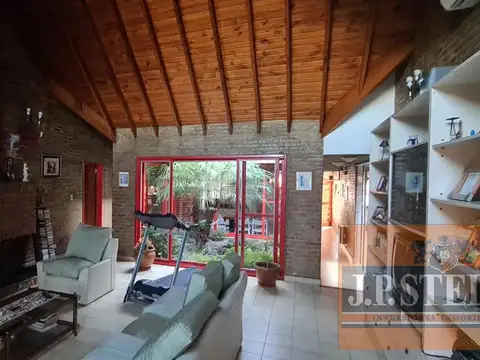 Chalet 4 Amb. 250 m² Cub. c/Garage para 2 autos y Pileta de Natación - Villa Luzuriaga