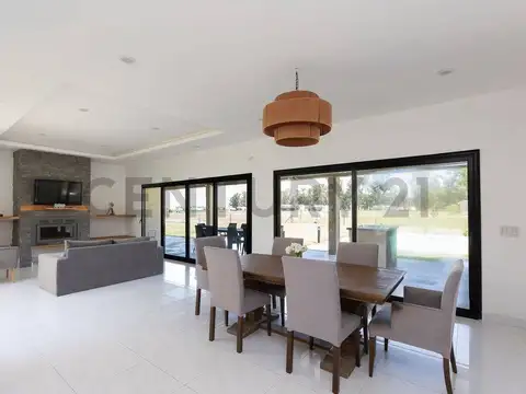 Casa 4 ambientes con 4 baños