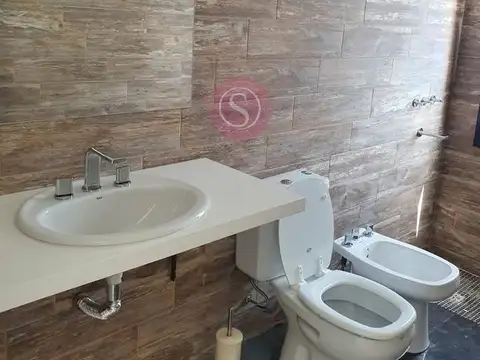 Casa 4 ambientes con 2 baños