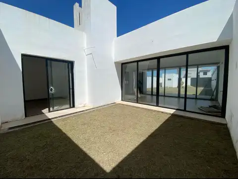 Casa en Alquiler a Estrenar en Zona Norte – Moderna, Luminosa y con Gran Parque