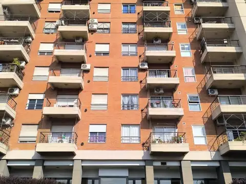 Departamento 4 ambtes luminoso  balcon cochera y baulera