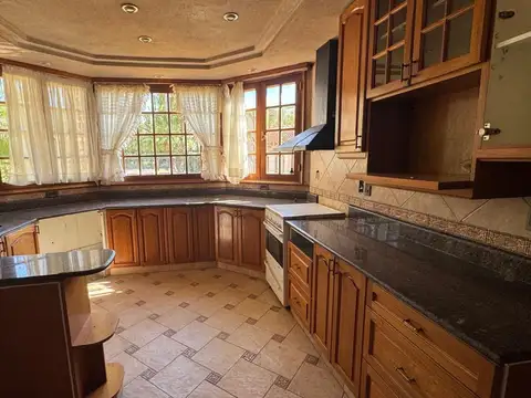 Casa 8 ambientes con 4 baños