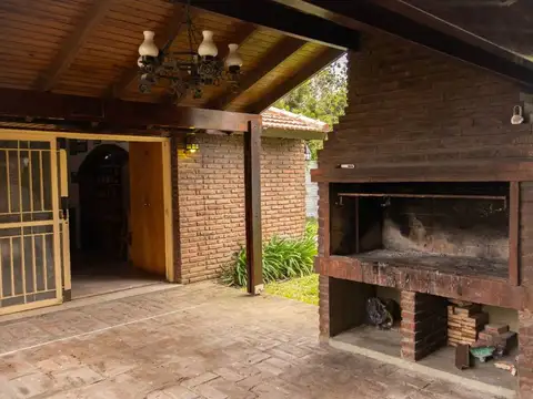 Casa con amplio parque y pileta en venta - Gonnet