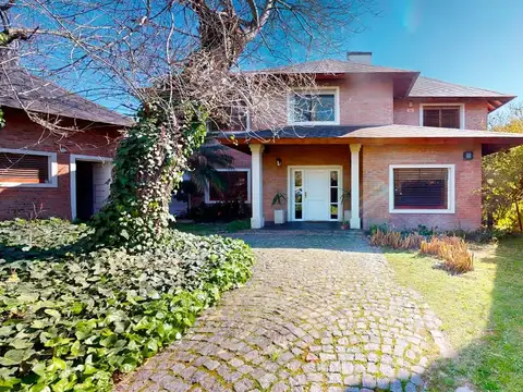 VENTA CASA DE CATEGORIA CON PARQUE Y PILETA EN GONNET