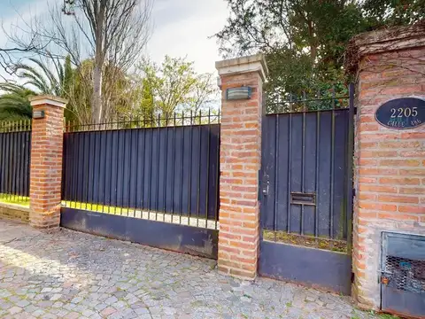 Casa 8 ambientes con 5 baños
