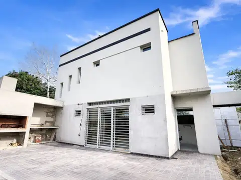 CASA EN VENTA A ESTRENAR EN SICARDI 3 DORMITORIOS