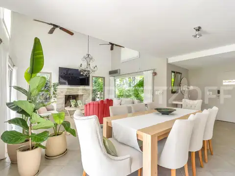 Casa a la venta en lote central arbolado, de estilo moderno. RESERVADA