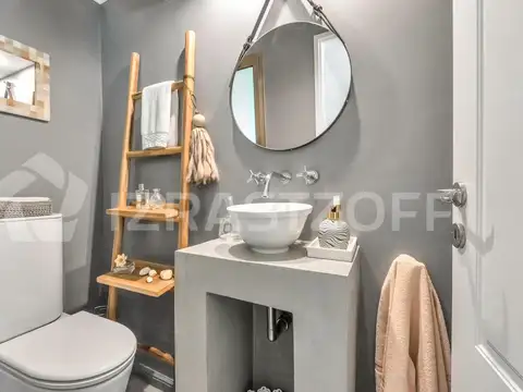 Casa a la venta en lote central arbolado, de estilo moderno