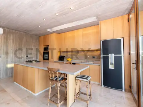 Casa en Venta con 3 cocheras