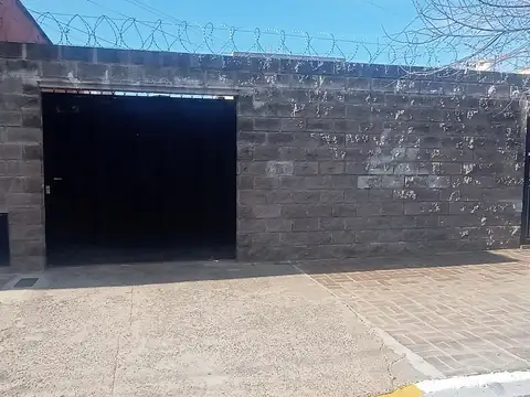 Alquiler de cocheras. Portón corredizo y techo cubierto, en centro de San Justo.