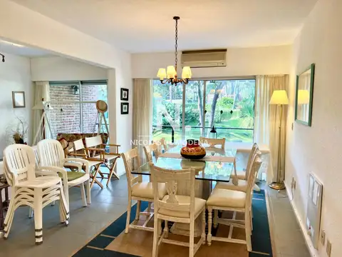 En venta, playa mansa, zona parada 16, de 3 dormitorios, con parrillero.