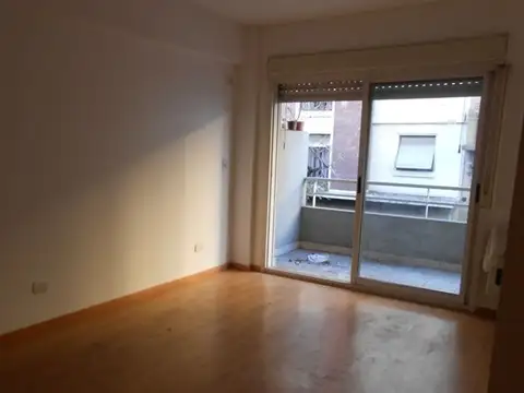 Amplio y cómodo departamento de 2 amb/gran balcón al frente