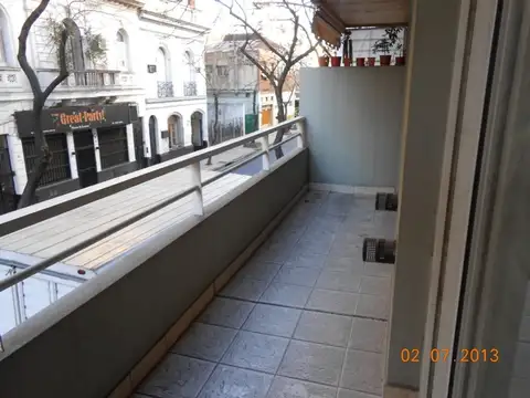 Amplio y cómodo departamento de 2 amb/gran balcón al frente