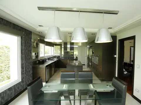 Casa en Venta en Abril Club De Campo, USD 1.280.000