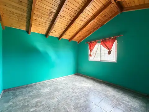 VENTA casa al frente de dos dormitorios con galería y pileta. Funes