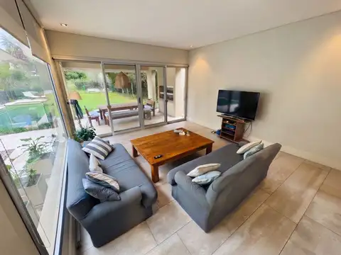 Casa 5 ambientes con 4 baños