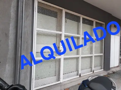 LOCAL EN EDIFICIO TORRE 32 M2  BAÑO CON ANTEBAÑO FRENTE VIDRIADO