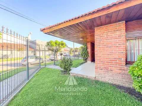 Chalet de 3 ambientes c/ Quincho y cochera doble - zona Villa Primera