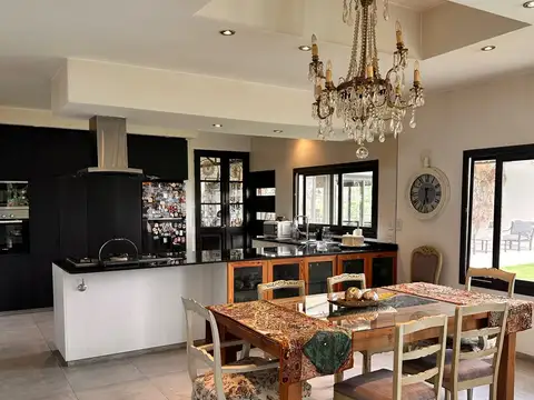 Casa 7 ambientes con 3 baños