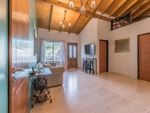 Casa de 4 ambientes con parque, pileta, quincho y cochera