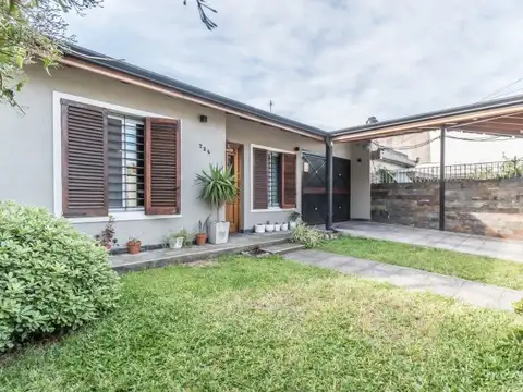 Casa de 4 ambientes con parque, pileta, quincho y cochera