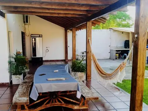 VENTA CASA ESQUINA CON PILETA Y COCHERA DOBLE