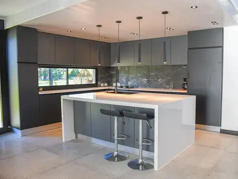 Casa 5 ambientes con 4 baños