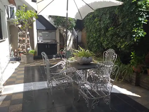 Santa Fe 3300, 174 m2 cub., cochera, quincho con parrillero, 2 patios.-,