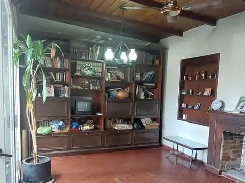 Casa 6 ambientes con 2 baños