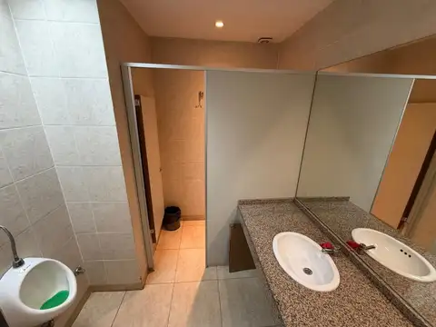 Oficina 6 ambientes con 2 baños