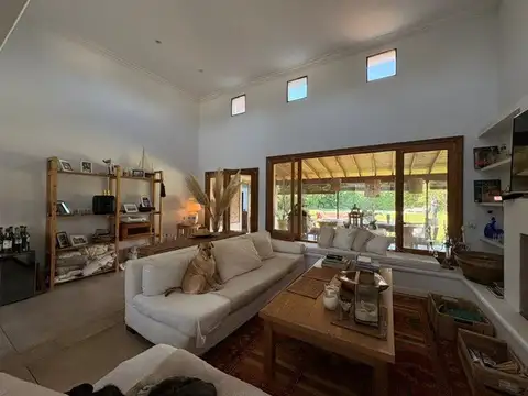 Casa en Alquiler con 2 cocheras