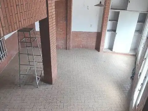 Casa 8 ambientes con 2 baños