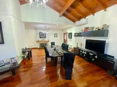 Casa en Venta con 3 cocheras