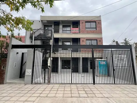 DEPARTAMENTO 2 AMB - PB AL FRENTE - CON COCHERA Y PATIO - ENTREGA INMEDIATA