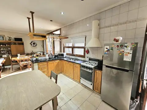 Casa 9 ambientes con 3 baños