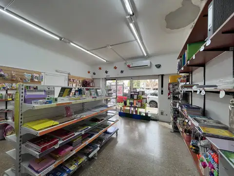 Excelente local sobre la Av. Maipu de 65 m2 cub mas sotano.
