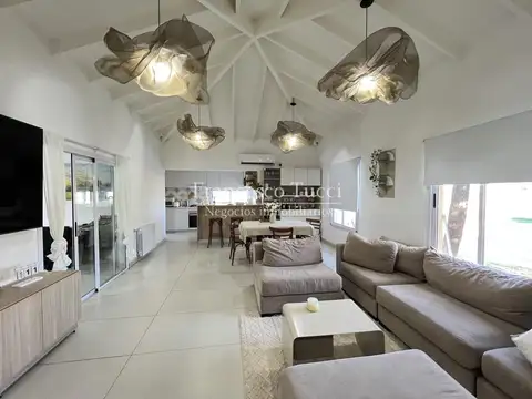 Casa en Venta con 2 cocheras