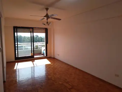 Excelente departamento de 3 amb. con coch. y balcón