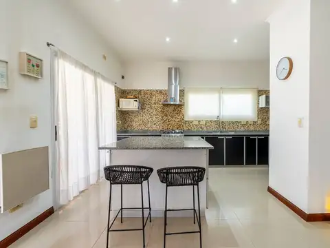 VENTA CASA 5 AMB FRANCISCO ALVAREZ  PILETA