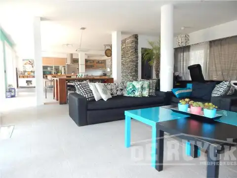 Casa en Venta con 3 cocheras