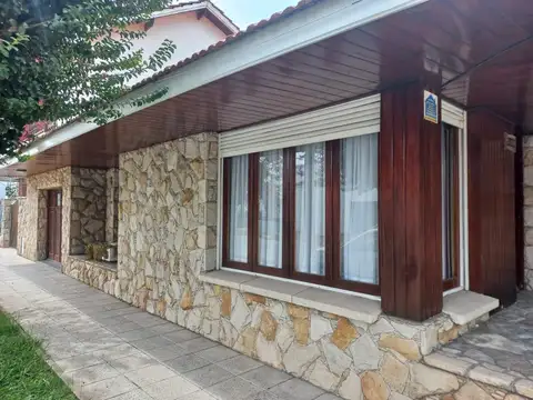 Casa en venta - 3 Dormitorios 2 Baños - Cochera - 200Mts2 - Necochea