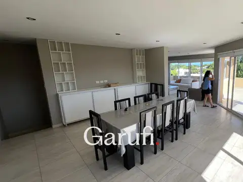 Casa en Alquiler Temporal con 3 cocheras