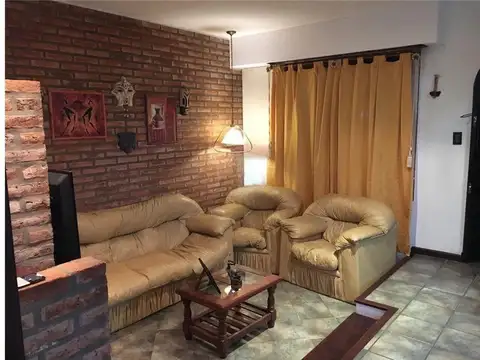 Venta Casa  de 4 ambientes con Jardin Pileta Parrilla Garage