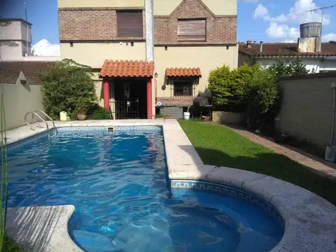 Venta Casa  de 4 ambientes con Jardin Pileta Parrilla Garage