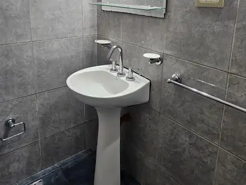 Casa 6 ambientes con 2 baños