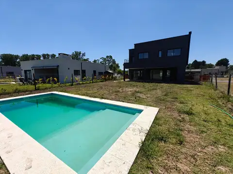 Casa en Venta con 2 cocheras