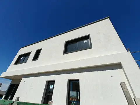 Casa en dos plantas con pileta y al verde en San Pablo Pilar